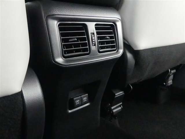 後席用にもエアコンの吹き出し口があり快適です。どの席に座っても快適なドライブが楽しめます♪
