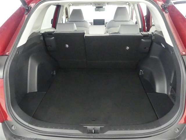 開口部の広いラゲージスペースは、ゴルフバックなどの荷物もラクラク積み込めます。