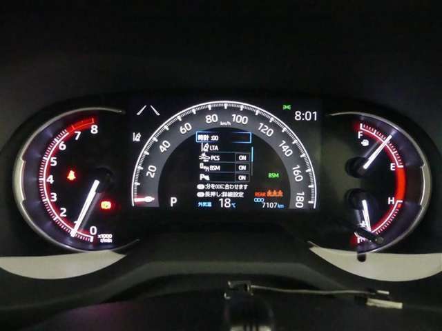 とっても見やすいメーターです。夜間時はラグジュアリーな気分にさせてくれる照明が魅力ですので、夜のドライブも楽しみになりますよ♪