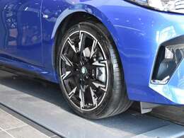 保証に関しましては全国どこのディーラーでもご使用いただける認定中古車保証が付きます。アフターメンテナンスもお近くのディーラーにて行うことができますので安心してお乗りいただけます。