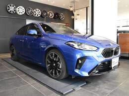 日本全国ご納車可能！遠方のお客様の場合でも車庫証明手続きなど賜ることが可能です。近隣ディーラーでお買い求めいただく場合と差異が無いよう努めさせて頂きます。