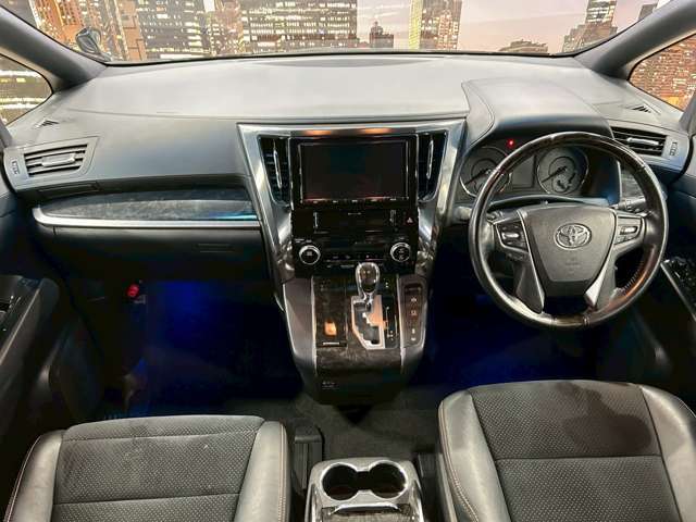 大阪府四条畷市にミニバン車を『お値打ち価格』で展示している良質中古車専門店です。全車、事故歴修復歴なしの車両限定で取り扱い！。関西地域で最もお得な価格かつ最良質車をご提供できるよう努めております。