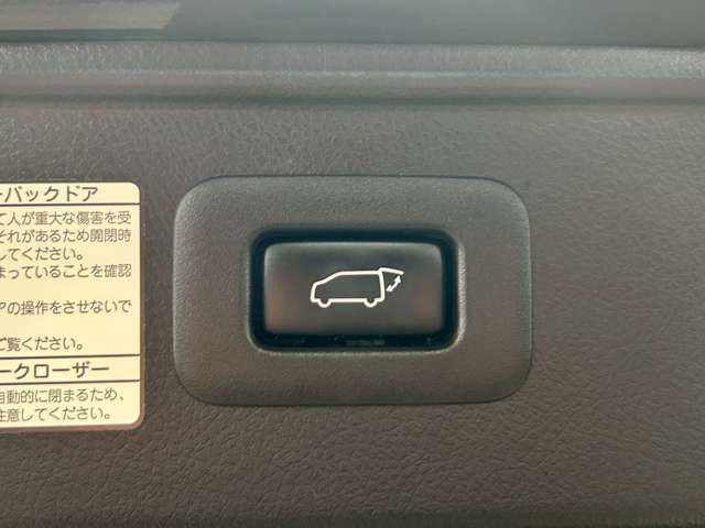【電動リアゲート】ワンタッチでトランクの開け閉めが可能です♪
