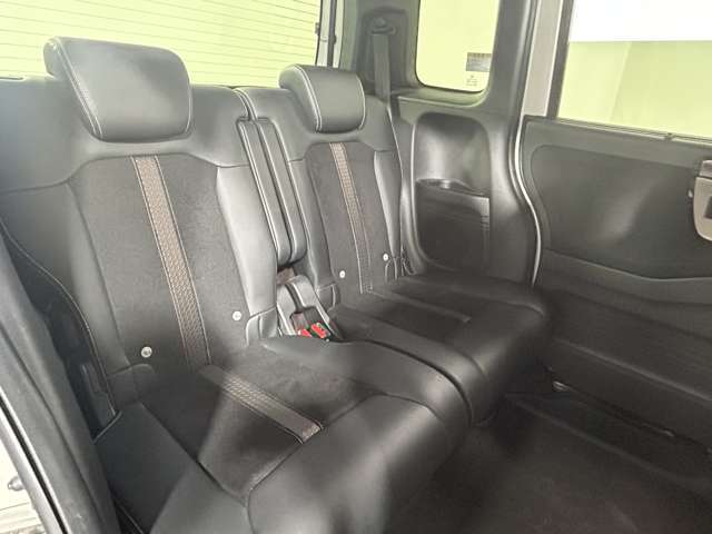 【2列目シート】店舗にて現車の確認も頂けますので、お電話で在庫のご確認の上是非ご来店くださいませ！！！後席モニター(フリップダウンモニター)の取付も可能です。