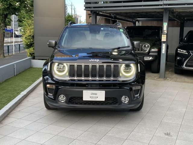 伝統のセブンスロットルグリルが一目でJeepと分かります。