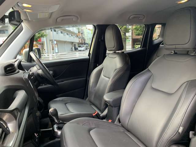 助手席もレザーシートです。大きめのシートでゆったりご乗車頂けます。