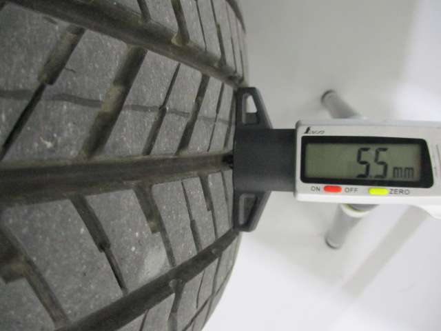 夏タイヤの残り溝は5.5mmです。スリップラインからは3.6mmとなっております。