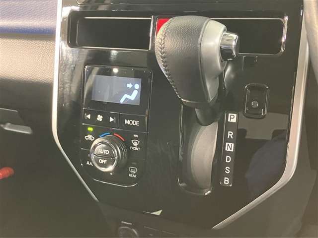 スイッチ操作により希望の車速（約40～100Km/hで定速走行が出来る『クルーズコントロール』を装備しております。