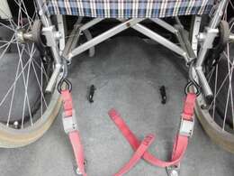 車いすの固定は、後ろ側を固定ベルトで固定して、前側からウィンチで引っ張って固定する仕組みです。