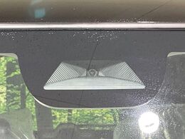 【ホンダセンシング】走行中に前方の車両等を認識し、衝突しそうな時は警報とブレーキで衝突回避と被害軽減をアシスト。より安全にドライブをお楽しみいただけます。