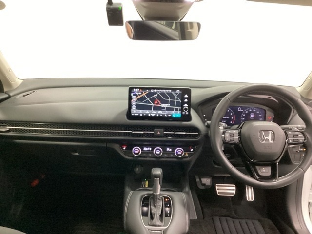 車内は光触媒抗菌消臭施工済です。スタイリッシュなデザインでスポーティなインパネ周りを演出します。グローブボックスやカップホルダーのほかにトレーなどたくさんの収納スペースが付いています。