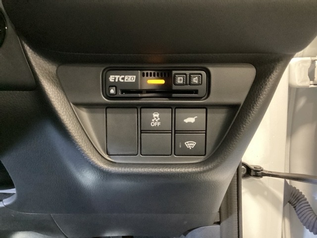 ハンドルの右下にETC2.0がついています。高速道路の料金所の通過も楽々です！。カードの取り出しもしやすい場所についています。その下にVSA（ABS＋TCS＋横滑り抑制）の解除スイッチがついています。