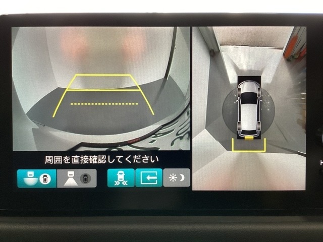 マルチビューカメラシステム搭載車です。お車の周囲を全方位でカバーします。後方・前方・両脇と、コンディションが悪い視界でもカラーモニターに映し出した映像がドライバーをサポートします。