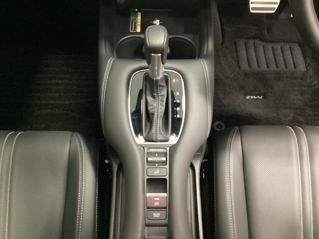 CVT車のセレクトレバーです。低速から高速まで、変速ショックのないスムーズな走りと、エンジン効率のよい領域を維持して燃費にも貢献します。サイドブレーキはスイッチ操作の電子制御パーキングブレーキです。