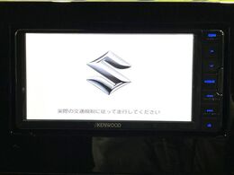 【純正ナビ】人気の純正ナビを装備しております。ナビの使いやすさはもちろん、オーディオ機能も充実！キャンプや旅行はもちろん、通勤や買い物など普段のドライブも楽しくなるはず♪