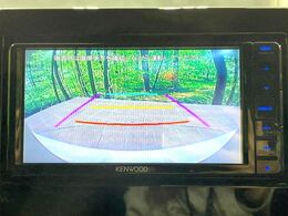 【バックカメラ】駐車時に後方がリアルタイム映像で確認できます。大型商業施設や立体駐車場での駐車時や、夜間のバック時に大活躍！運転スキルに関わらず、今や必須となった装備のひとつです！