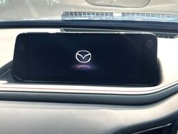 【マツダコネクト】車内の雰囲気にマッチした大型のディスプレイ。スマホ接続でのナビ使用やBluetooth再生等、様々な機能が楽しめます。直感的なダイヤル操作が可能で、使い勝手も良好です。