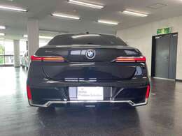 ●天候に左右されることのない快適な『屋内』展示場も完備のBMWプレミアムセレクション中川店です。