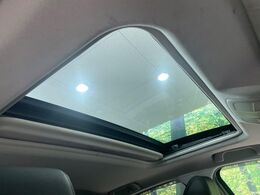 【サンルーフ】開放感たっぷりの希少装備、サンルーフが装着されています！車内に明かりを取り入れたり景色を楽しむ以外にも、車内の空気も簡単に換気できて快適です！