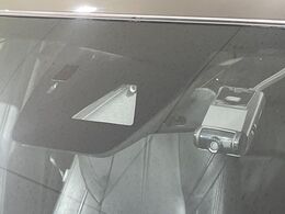 【スマートシティブレーキサポート】低速走行中に前方の車両等を認識し、衝突しそうな時は警報とブレーキで衝突回避と被害軽減をアシスト。より安全にドライブをお楽しみいただけます。