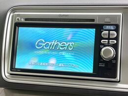 【純正ナビ】人気の純正ナビを装備しております。ナビの使いやすさはもちろん、オーディオ機能も充実！キャンプや旅行はもちろん、通勤や買い物など普段のドライブも楽しくなるはず♪
