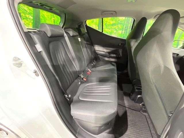 後部座席も気になるようなキズ・汚れやへたり等、大きなダメージはなく、良好な状態です。