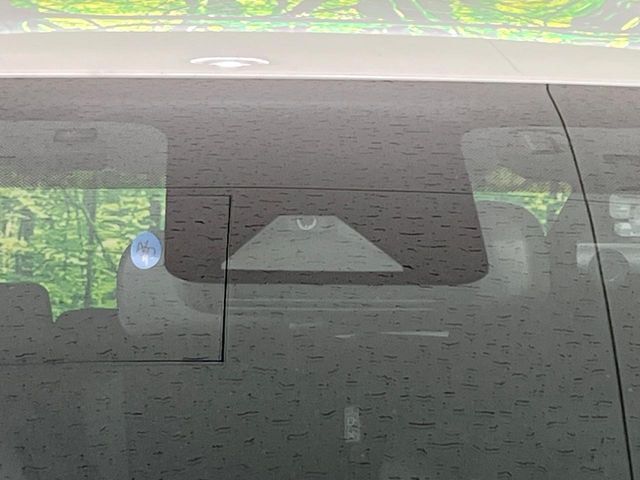 【トヨタセーフティセンス】走行中に前方の車両等を認識し、衝突しそうな時は警報とブレーキで衝突回避と被害軽減をアシスト。より安全にドライブをお楽しみいただけます。