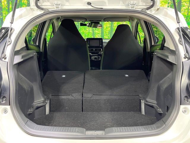 後席を格納すると、これだけの広さが！シーンに合わせたシートアレンジで、大きな荷物も積むことが出来ます♪
