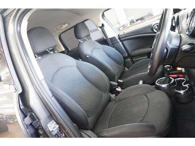 前席は使用感も少なく綺麗な状態を維持しております。