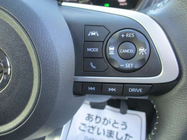 アダクティブクルーズはフロントカメラのレーダーセンサーが前車両を検知し、ハンドル部のスイッチひとつで前車輌を加減速しながら一定の距離で追従する高速道路では大変便利な機能です。