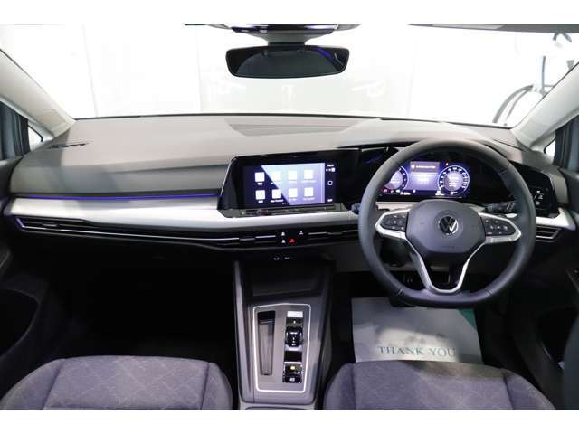 運転席/助手席です。安全装備をオプションで追加するのは日本的発想。フォルクスワーゲン車はサイドエアバッグを全車標準で装備しております。