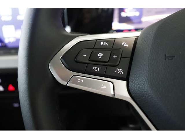 アダプティブクルーズコントロール（全車速追従機能付）は30-160km/hまで設定可能で、クルーズコントロールにレーダーセンサーを組み合わせたシステムとなります。長距離走行時などでの疲労を低減させます！