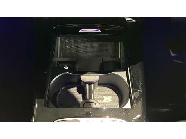 メルセデス・ベンツは全モデルに『水性塗料』を採用しています。従来の油性塗料に比べ、塗装時に出す有害物質を大幅に低減しており、地球環境の保護に貢献しています。