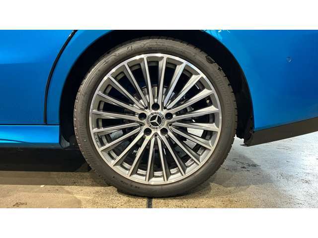 輸入車、国産車を問わず、現在お乗りのお車を下取りさせて頂きます。お車の車種やボディカラー、オプション装備などをご連絡頂けましたら、おおよその額を提示させて頂きますので、お気軽にお申し付け下さいませ。