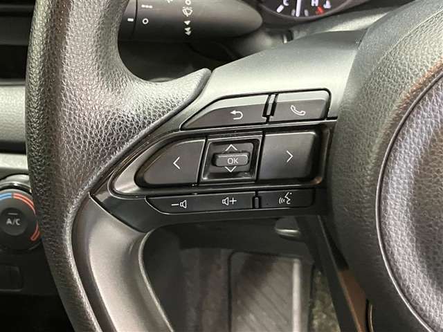 運転中、オーディオの操作をしてて、ハッとしたことはありませんか？ステアリングスイッチは、運転中でもハンドルでオーディオの操作が可能です。安全なドライブをサポートします。