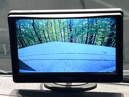 【バックカメラ】駐車時に後方がリアルタイム映像で確認できます。大型商業施設や立体駐車場での駐車時や、夜間のバック時に大活躍！運転スキルに関わらず、今や必須となった装備のひとつです！