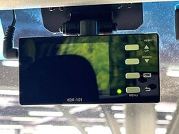 【ドライブレコーダー】安心・安全なカーライフに必須のドライブレコーダーを装備！走行中はもちろん、あおり運転や事故に遭遇した際の状況も映像で記録し、万一のリスクに備えます。