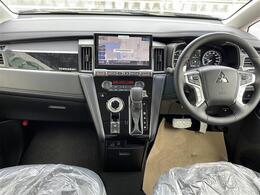 【　オ【インパネ全体】全方位で視界が広く、高い目線で運転もしやすいです！ートエアコン　】車内温度を感知して自動で温度調整をしてくれるのでいつでも快適な車内空間を創り上げます！