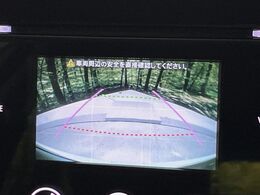 【バックカメラ】駐車時に後方がリアルタイム映像で確認できます。大型商業施設や立体駐車場での駐車時や、夜間のバック時に大活躍！運転スキルに関わらず、今や必須となった装備のひとつです！
