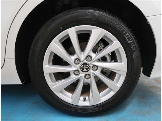 【タイヤ・ホイール】タイヤサイズ215/55R17の純正アルミホイールです。タイヤ溝は約6mmになります。