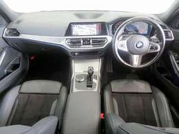 ◆インスツルメントパネルやインテリアトリムなどは、調和しなが洗練された室内を作り上げ、スイッチ類によって、優れた操作性をも実現。ドライバーの視線や動線を考え、人間工学に基づきデザインされています◆