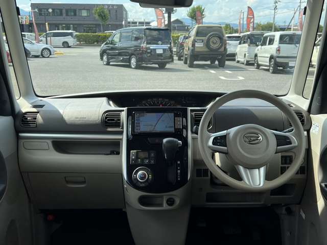 視界も広くなっており、足元も広々！とても運転しやすいお車となっております！