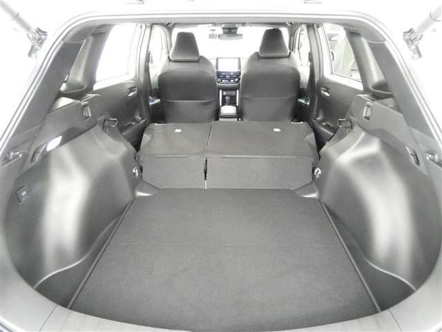 【居住性】後席シートの背もたれは、前倒し可能です♪　カンタン操作で、広々ラゲージ（荷物）スペースが出現♪これで、大きい荷物がある時でも、へっちゃらですヨv（＾_＾）v