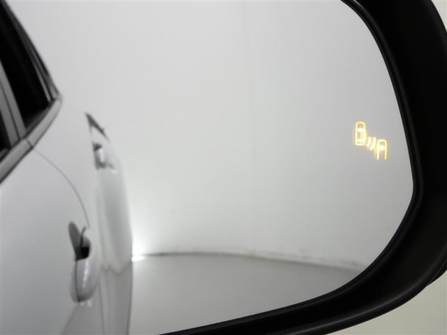 【ブラインドスポットモニター】車両左右後方からの接近車両を検知してドアミラー部のランプでお知らせします。