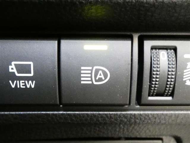 【オートマチックハイビームヘッドライト】ハイビーム走行時に対向車や前走車をカメラで認識して自動的にライトの上向き・下向きにする機能が装備されています。※道路環境などによっては作動しない場合があります。