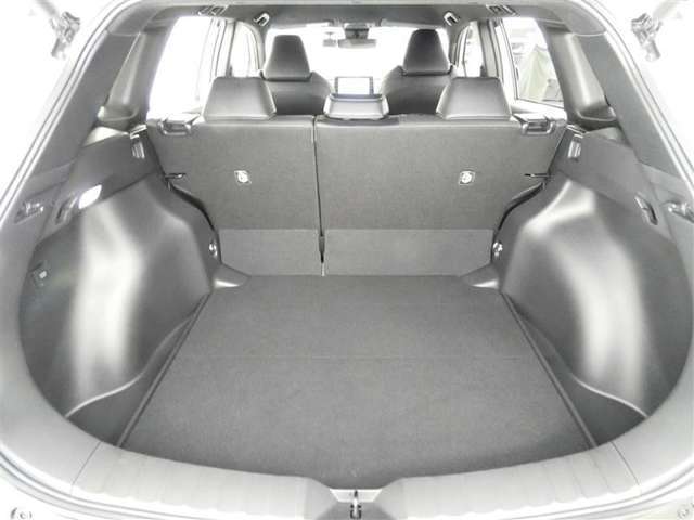 【トランクルーム】トランクルームの画像です！こちらも大きな痛みはありません！リヤシートを操作すれば大きな荷物も！