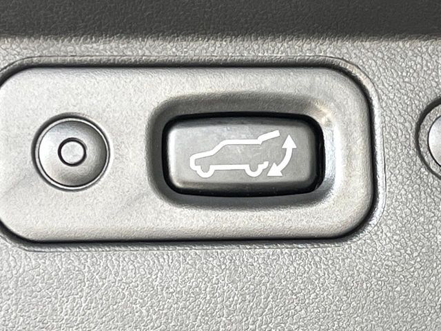 【パワーバックドア】スマートキーや運転席のボタンを押すだけでリアゲートが自動で開閉します！荷物を持っている時や、高い位置にあるバックドアを閉める際に便利な機能です♪