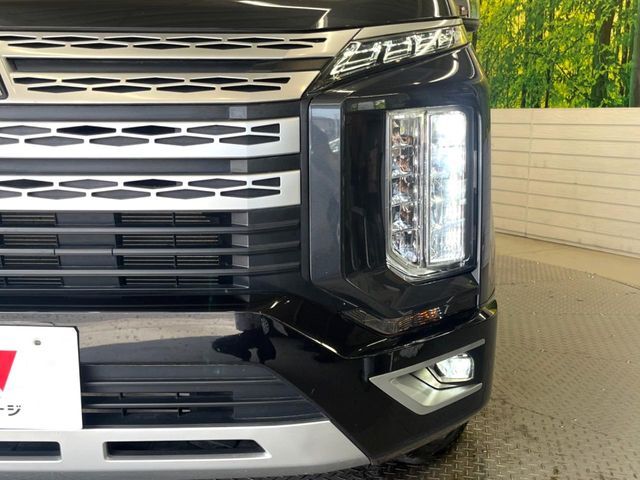【LEDヘッドライト】悪天候や夜間走行時も良好な視界を確保し安心して運転できる高輝度LEDヘッドライトを装備！点灯速度が早く、消費電力も抑えられています。