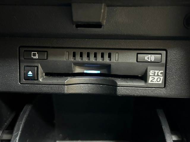 【ETC車載器】を装備しておりますので、ご納車直後からの遠距離ドライブも可能です。土日の利用料金の割引や、朝夕の通行料金を割引料金で高速道路をお楽しみいただけます。