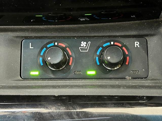 【シートヒーター＆シートクーラー】高級車にふさわしい快適装備で、夏場は座面から涼しい風が、冬場は身体の芯からポカポカになりますね。